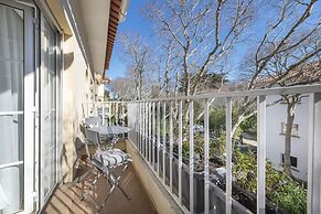 Coral Apartment by Olala Homes