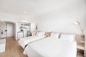 Equador Superior Suites by Olala Homes