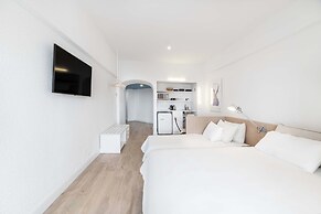 Equador Superior Suites by Olala Homes
