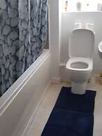 3 Bed House - Sleeps 4 - Parking - Wifi