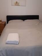 3 Bed House - Sleeps 4 - Parking - Wifi