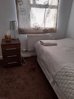 3 Bed House - Sleeps 4 - Parking - Wifi