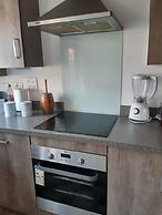 3 Bed House - Sleeps 4 - Parking - Wifi