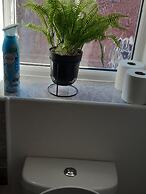 3 Bed House - Sleeps 4 - Parking - Wifi