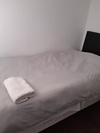 3 Bed House - Sleeps 4 - Parking - Wifi