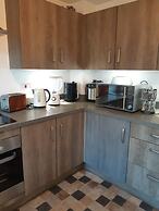 3 Bed House - Sleeps 4 - Parking - Wifi