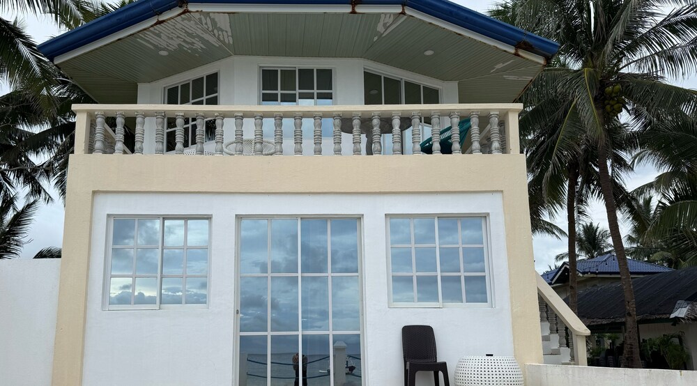 Lanas Beach Resort - Carabao Island