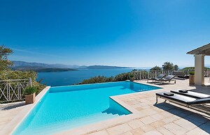 Omolos House in St Stefanos Bay