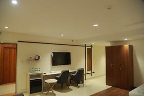 GRAND MANOR SUITES