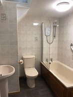 3bed Apartment Sleeps 5- Parking, Wifi, Near Beach