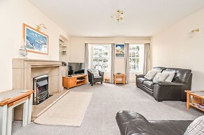 3bed Apartment Sleeps 5- Parking, Wifi, Near Beach