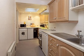 3bed Apartment Sleeps 5- Parking, Wifi, Near Beach
