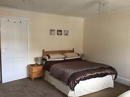 3bed Apartment Sleeps 5- Parking, Wifi, Near Beach