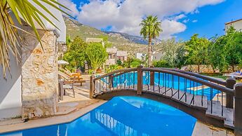 House With Private Pool and Garden 4 min to Beach