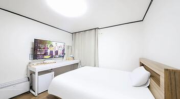 THE OAKRA HOTEL
