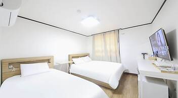 THE OAKRA HOTEL