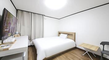 THE OAKRA HOTEL