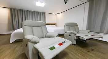 THE OAKRA HOTEL