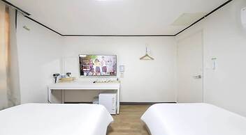 THE OAKRA HOTEL