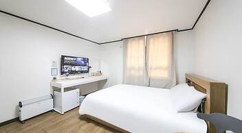 THE OAKRA HOTEL