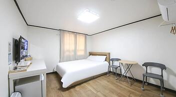 THE OAKRA HOTEL