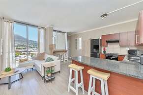 Picturesque 2BD Apartment With Table Mountain View