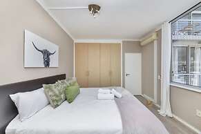 Picturesque 2BD Apartment With Table Mountain View