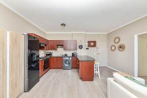 Picturesque 2BD Apartment With Table Mountain View