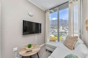 Picturesque 2BD Apartment With Table Mountain View