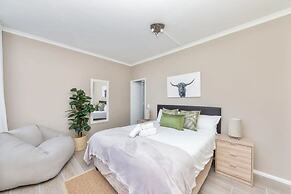 Picturesque 2BD Apartment With Table Mountain View