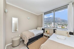Picturesque 2BD Apartment With Table Mountain View