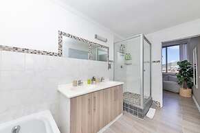 Picturesque 2BD Apartment With Table Mountain View