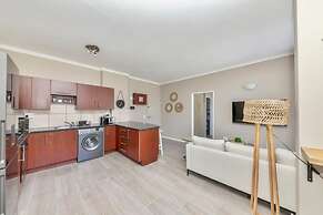 Picturesque 2BD Apartment With Table Mountain View