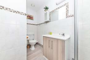 Picturesque 2BD Apartment With Table Mountain View