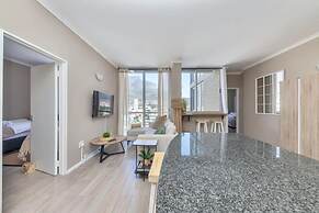 Picturesque 2BD Apartment With Table Mountain View