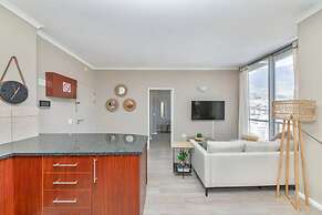 Picturesque 2BD Apartment With Table Mountain View