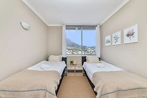 Picturesque 2BD Apartment With Table Mountain View