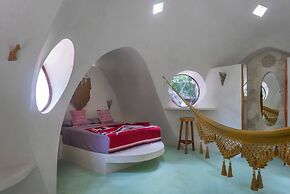 Room-unique Jungle Dome 2 Queen Beds