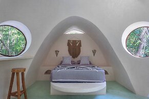 Room-unique Jungle Dome 2 Queen Beds