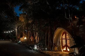 Room-unique Jungle Dome 2 Queen Beds