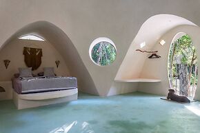 Room-unique Jungle Dome 2 Queen Beds