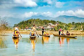 Frontier Hostel & Tours