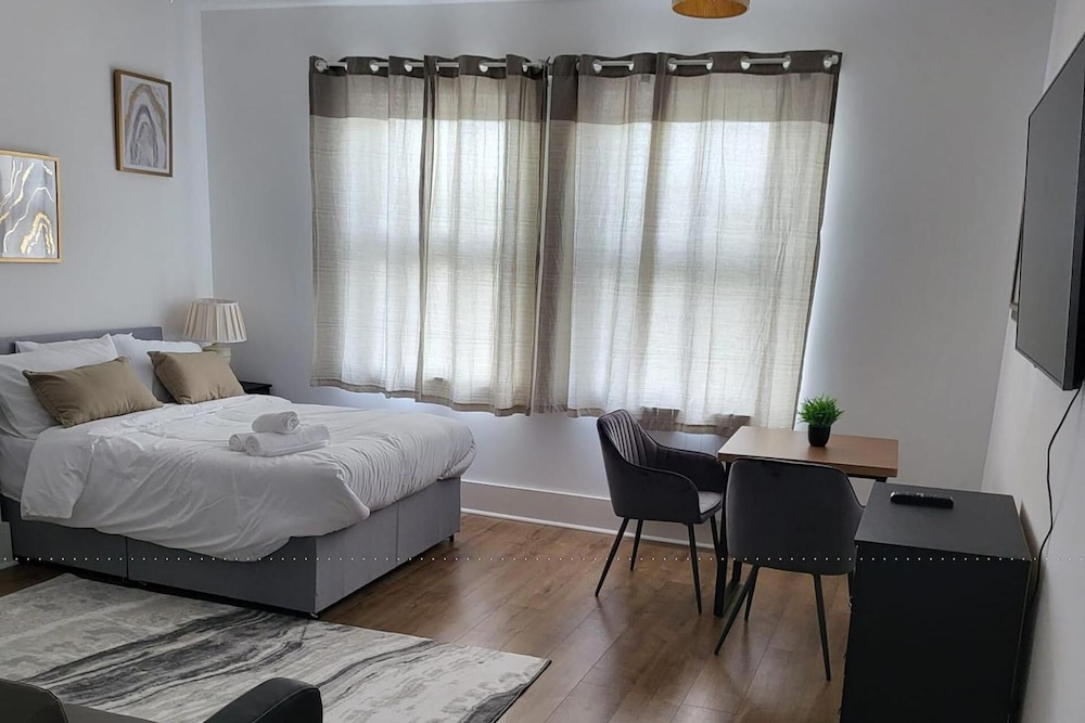 1 Bed Flat - Sleeps 3 - Parking - Wifi