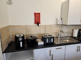 1 Bed Flat - Sleeps 3 - Parking - Wifi