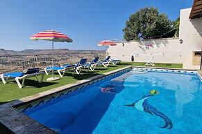 Modern 4-bed Home in Ix-xaghra, Valley View Pool