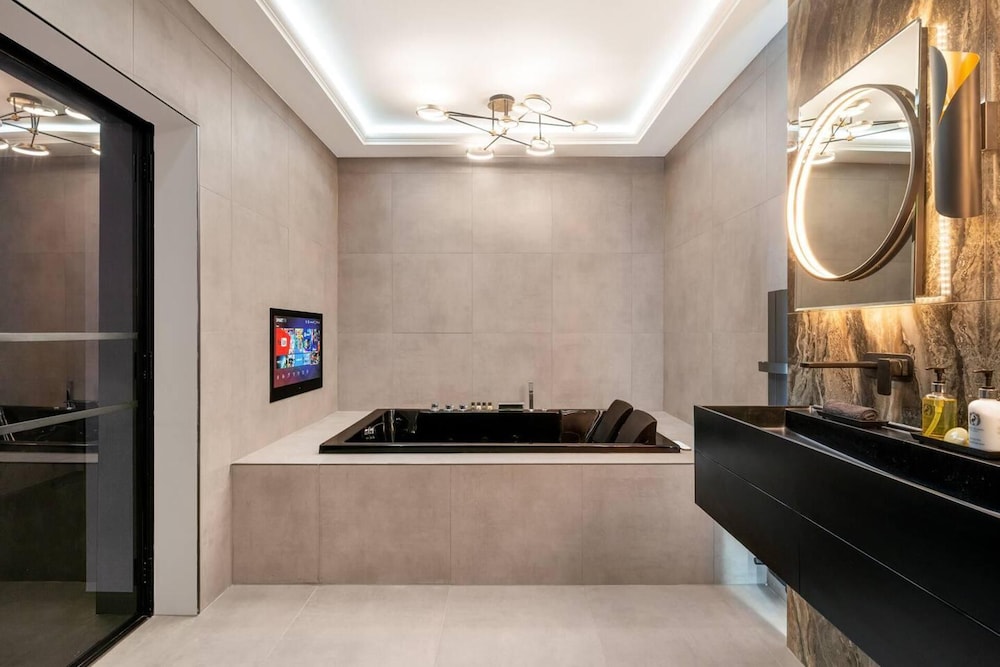 Luxury West End Oasis - Lux Spa Bath - Romantic
