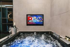 Luxury West End Oasis - Lux Spa Bath - Romantic