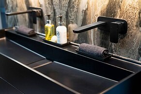 Luxury West End Oasis - Lux Spa Bath - Romantic