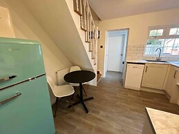 Essex 2-bed House nr Stanstead With Arcade Machine