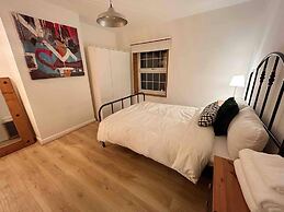 Essex 2-bed House nr Stanstead With Arcade Machine